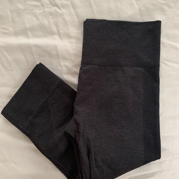 LULULEMON LEGGINGS SIZE 6 - Picture 3 of 3